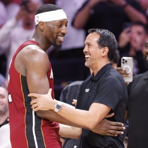 致敬科比时也请尊重阿德巴约~美媒：科比也是打弱队&amp;有刷数据嫌疑